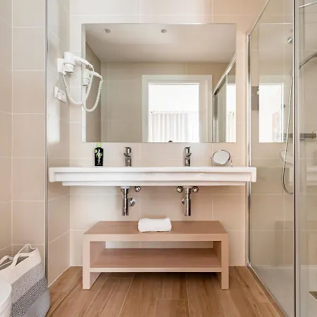 Hotel Limehome Carrer De Besalu 82