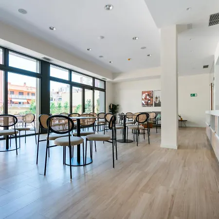 Limehome Carrer De Besalú 82 Hotel *
