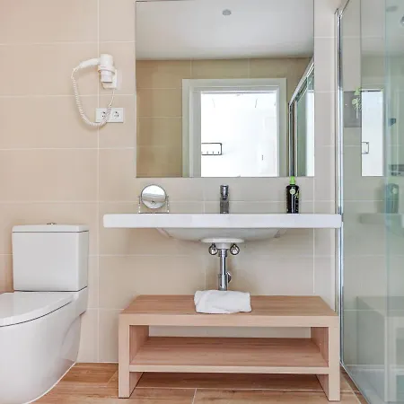 Hotel Limehome Carrer De Besalu 82