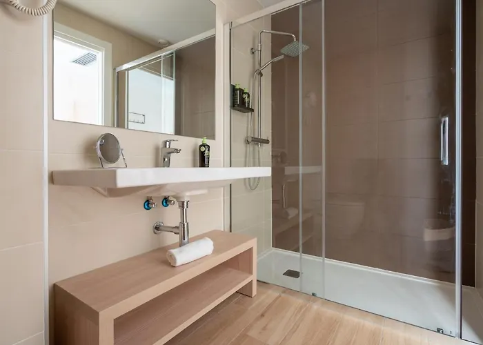 Limehome Carrer De Besalu 82 4*