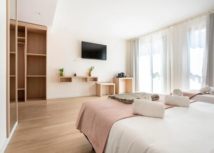 Limehome Carrer De Besalu 82 4*
