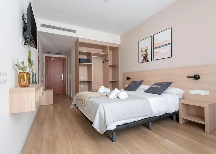 Limehome Carrer De Besalu 82 4*