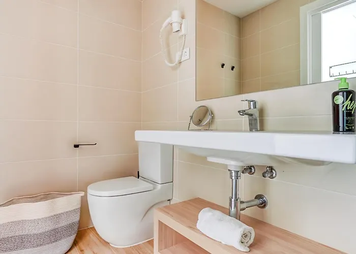 Ξενοδοχείο Limehome Carrer De Besalu 82 4*